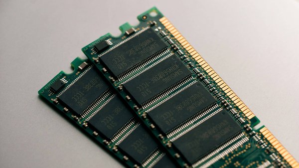Quel modèle de barrette de RAM Kingston HyperX convient le mieux pour une utilisation intensive en gaming ?